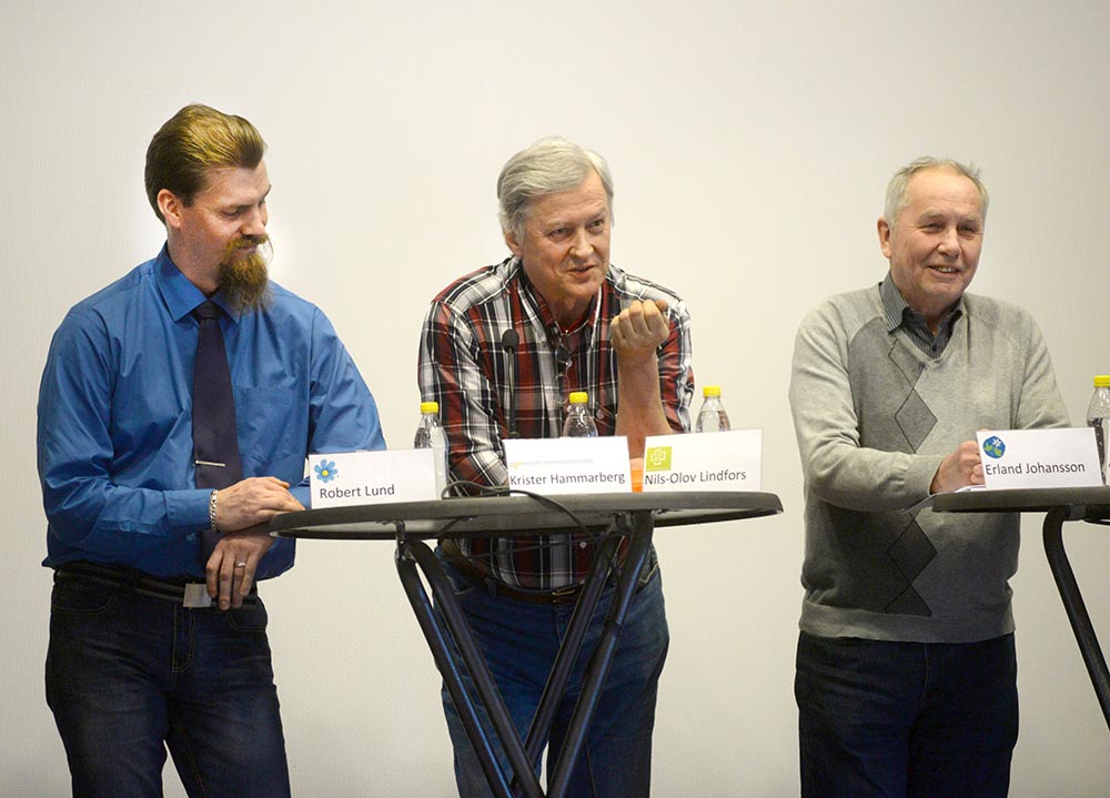 Robert Lund (SD), till vänster, tycker att älgjakten ska ingå i allmän jakt. Något som inte partiledningen ställer sig bakom. Utspelet gjordes i samband med jaktdebatten i lördags. Nils-Olov Lindfors (C) och Erland Johansson (KD) delade inte Robert Lunds åsikt. Foto: Lars-Henrik Andersson