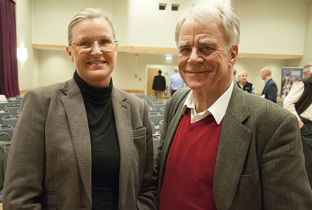 Björn Sprängare välkomnar Camilla Benje till gruppen av länsordföranden i Svenska Jägareförbundet. Foto: Jan Henricson