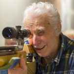 Arne Svensson, 94 år, koncentrerar sig inför skottet. Det är några år sedan fingret kramade en avtryckare. – Men det var alldeles för lätt trycke, tyckte Arne om snälltrycket. Foto: Tomas Johansson