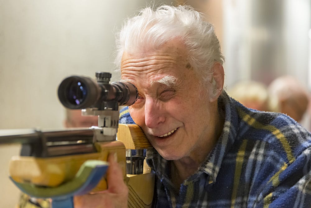 Arne Svensson, 94 år, koncentrerar sig inför skottet. Det är några år sedan fingret kramade en avtryckare. – Men det var alldeles för lätt trycke, tyckte Arne om snälltrycket. Foto: Tomas Johansson