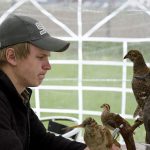 2012 arrangeras SM i jakt på Öster Malma. Då tävlade Simon Brüggemann (bilden) för Ryssbygymnasiet. På bilden ses han grubbla över delmomentet artkunskap, fåglar. Foto: Martin Källberg