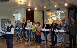 Jägareförbundet Kalmar läns ordförande Folke Fagerlund agerade moderator under politikerutfrågningen. Från vänster: Lena Granath (V), Jörgen Andersson (M), Anders Åkesson (C), Akko Karlsson, (MP), Elisabeth Wannerby (MP), Anders Andersson (KD); Magnus Persson (SD), Sverker Thorén (FP), och Thomas Kronstål (S). Foto: Fredrik Ustrup