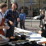 Mat-Niklas Ekstedt känd från SVT var på plats denna dag och serverade lättlunch. Foto: Ulrika Karlsson-Arne