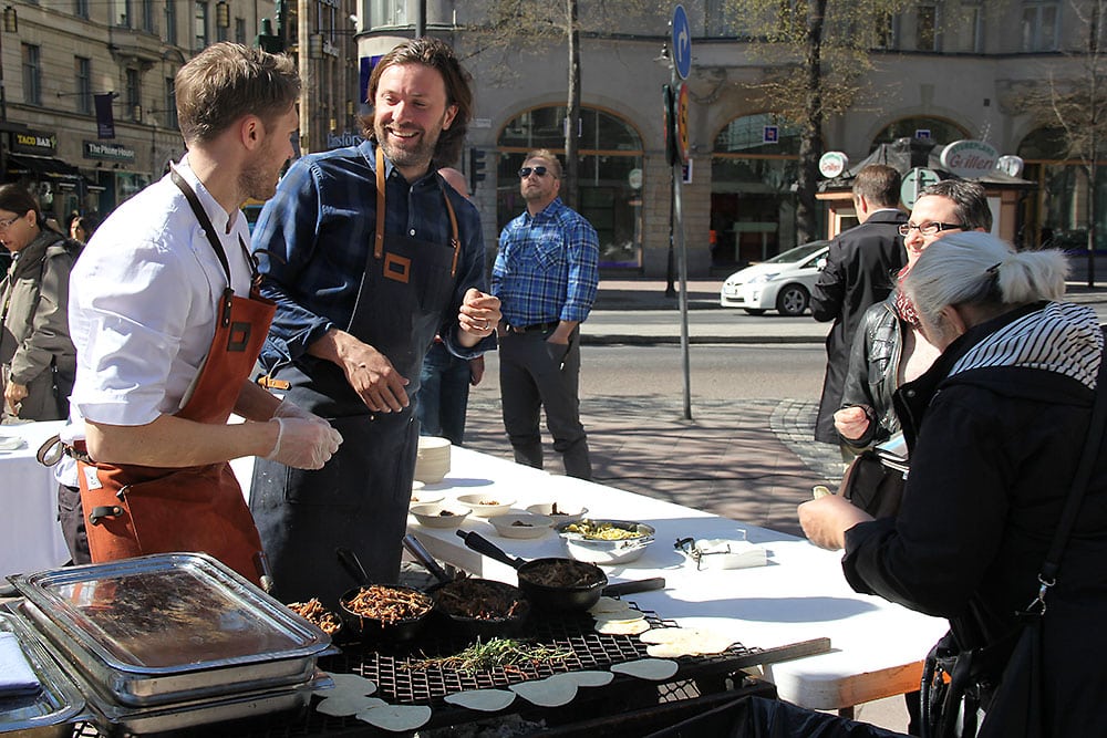 Mat-Niklas Ekstedt känd från SVT var på plats denna dag och serverade lättlunch. Foto: Ulrika Karlsson-Arne