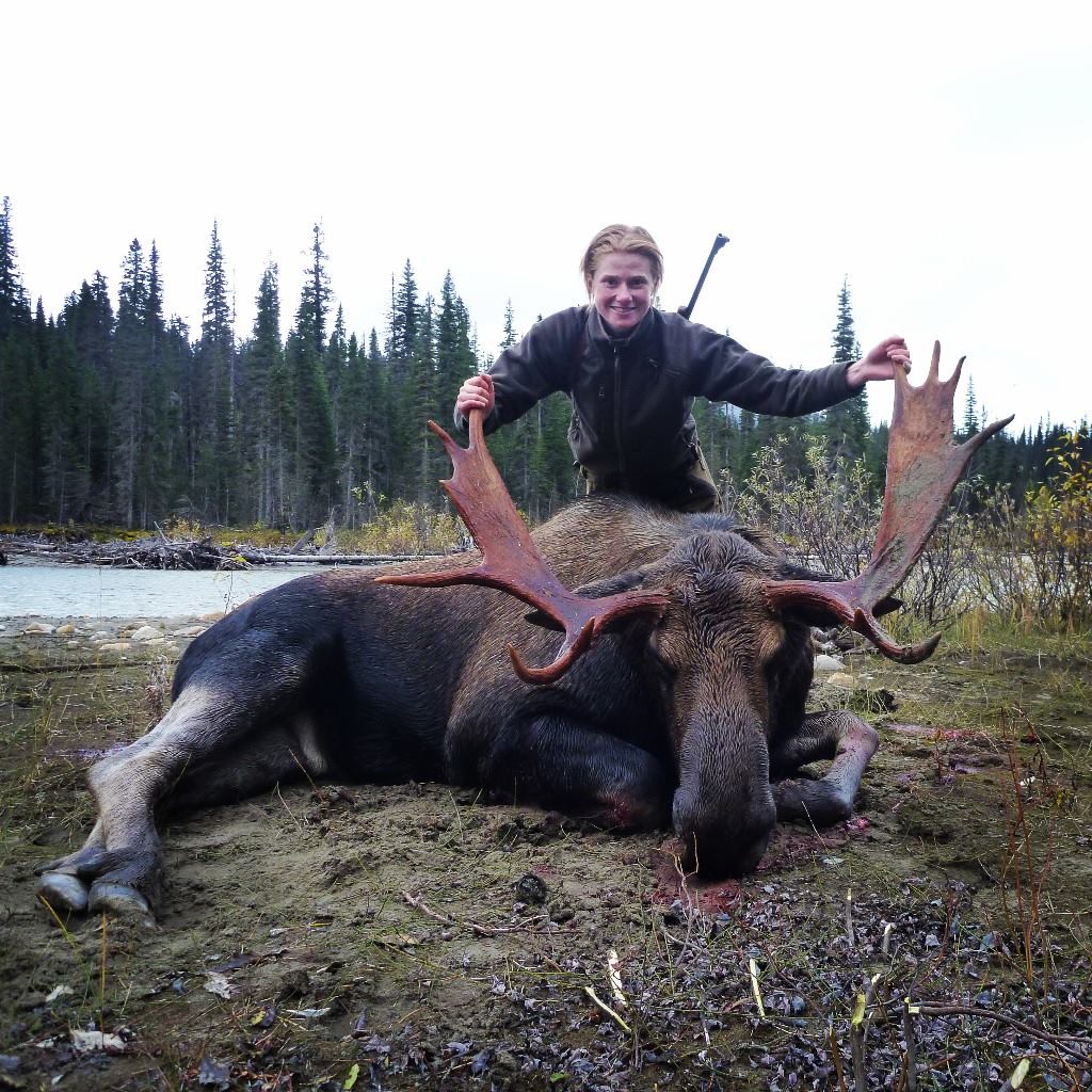 Erika Bergmark från Västerbotten deltar i tävlingen Extreme Huntress – en tävling med syfte att gynna framtida generationers jägare och att visa upp duktiga kvinnliga förebilder. Den här älgen fällde Erika under en jakt i Kanada. Foto: Privat