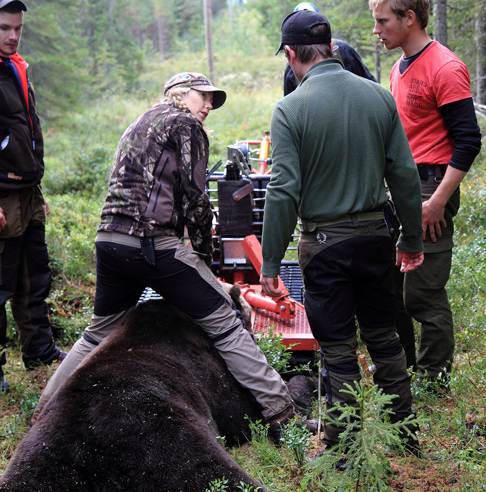 Tina Englund i samband med en lyckad jakt på björn. Foto: Olle Olsson