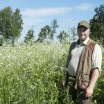 Jaktvårdskonsulent Elias Turesson tycker inte att man ska dra för långtgående slutsatser efter endast ett års inventering av betesskador i ungskogarna. Foto: Jan Henricson