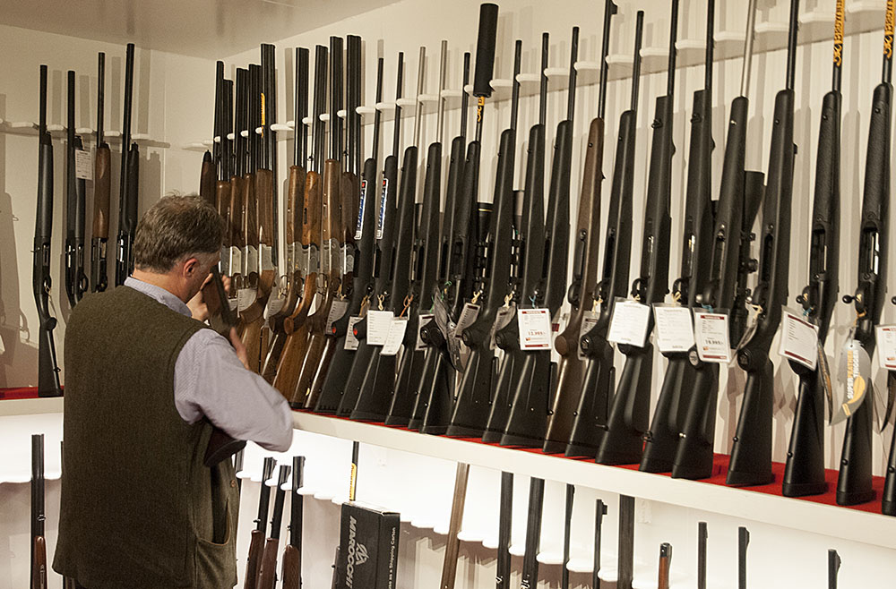 Inte bara enskilda jägare och sportskyttar utan också vapenhandlare drabbas av de långa handläggningstiderna av vapenlicenser, när sålda vapen inte kan hämtas ut och därmed betalas. Foto: Jan Henricson