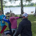 Bollnäs bågskytteklubb ordnade bågskytte på Helsinge Outdoor. Många barn och vuxna tog chansen att testa. Foto: Olle Olsson