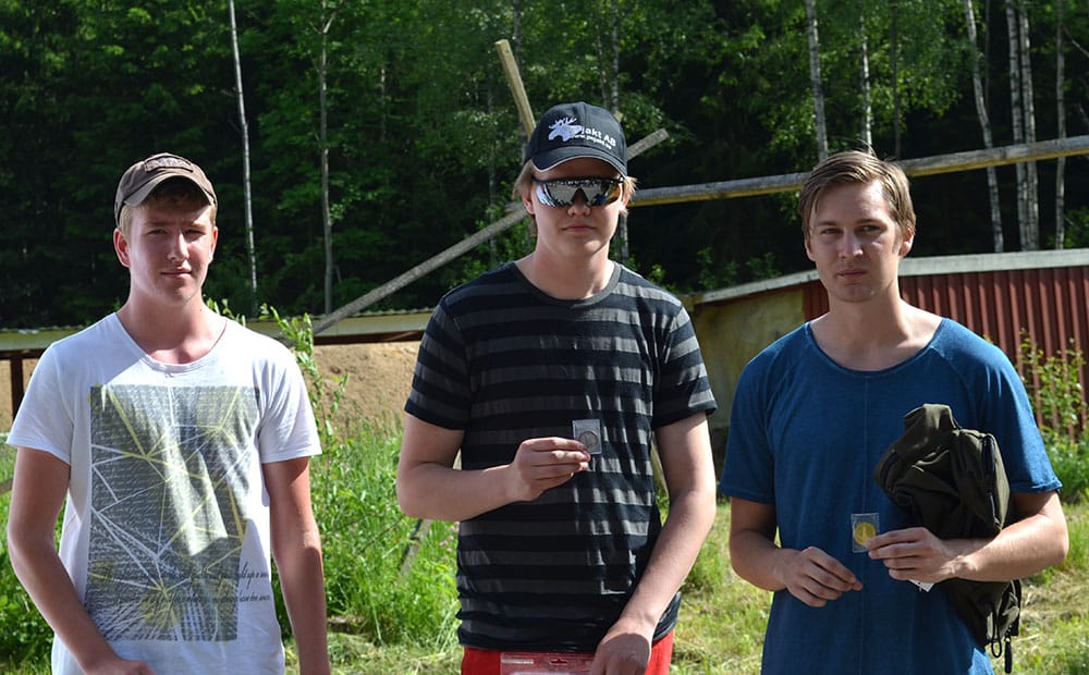 Prispallen i juniorklass. Ettan Christoffer Jarl, tvåan Linus Mellgren och trean Emil Håkansson. Foto: Lars Björk
