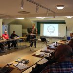 Jaktvårdskonsulent Fredrik Jönsson diskuterar jaktetik med 20 jägare som går Jägareförbundets jaktledarkurs. Foto: Fredrik Ustrup