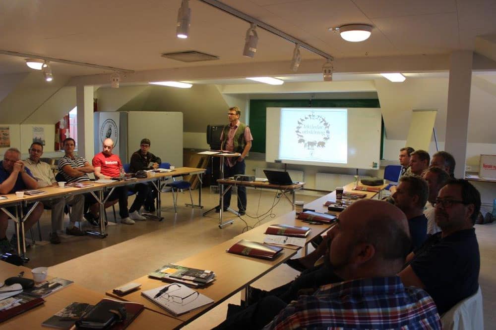 Jaktvårdskonsulent Fredrik Jönsson diskuterar jaktetik med 20 jägare som går Jägareförbundets jaktledarkurs. Foto: Fredrik Ustrup
