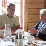 Fårägaren Lars Olof Lyrdal diskuterar rovdjursförvaltning med miljöminister Lena Ek. Foto: Jan Henricson