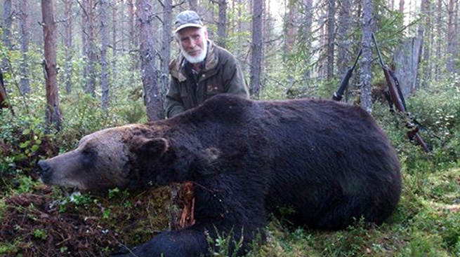Jägarprofilen Knuts Hans sköt en 310 kilo tung hane på björnjaktpremiären. Foto: Manollo Rodriguez
