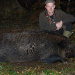 En nöjd jägare. Danny Lindstrand med den stora galten han sköt natten till den 1 oktober några kilometer utanför Aneby. Vågen stannade på 241 kilo. Foto: Privat