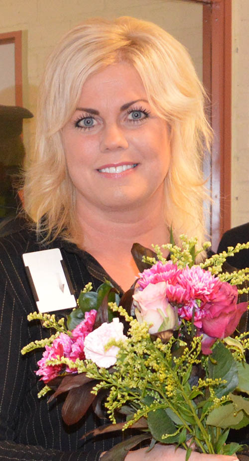 Anna Svensson, handläggare vid polisen i Sollefteå, fick en blomma av Jägareförbundet som uppskattning för arbetet med vapenlicenser. Foto: Erik Löfgren