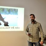 Ulf Lindroth är ofta ute och föreläser om lockjakt på räv och han delar gärna med sig av sina erfarenheter till andra jägare. Foto: Ewa Ekfeldt