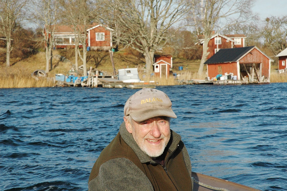 Sven Nilsson framför sitt skärgårdshemman på Kallsö i januari 2014. Foto: Gunnar Nilsson