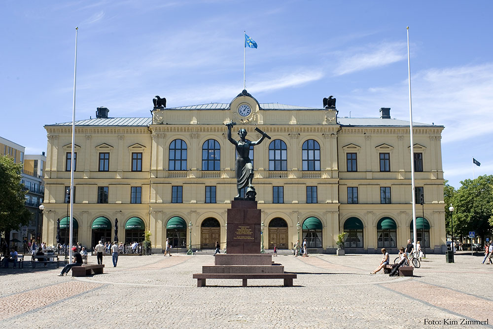 Trots rovdjursutredningar, politiska beslut och annat är det Karlstads förvaltningsrätt (bilden) som numera helt och hållet har den svenska vargförvaltningen i sin hand.