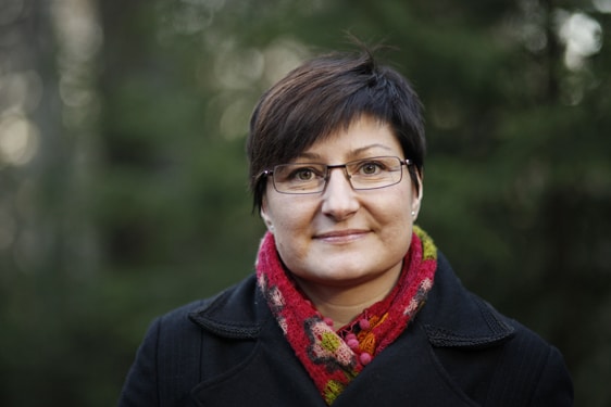 Camilla Sandström, verksam vid statsvetenskapliga institutionen vid Umeå universitet, har undersökt svenskarnas inställning till rovdjur och acceptansen för vargjakt.