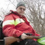 Rullstolsburne Conny Lundmark, Årrenjarka, har i 23 års tid fått dispens för att jaga skogsfågel och skogshare från terrängfordon. I alla år har han fått dispens utom nu. Länsstyrelsen sade nej och DO tycker inte att det handlar om diskriminering. Foto: Bernt Karlsson