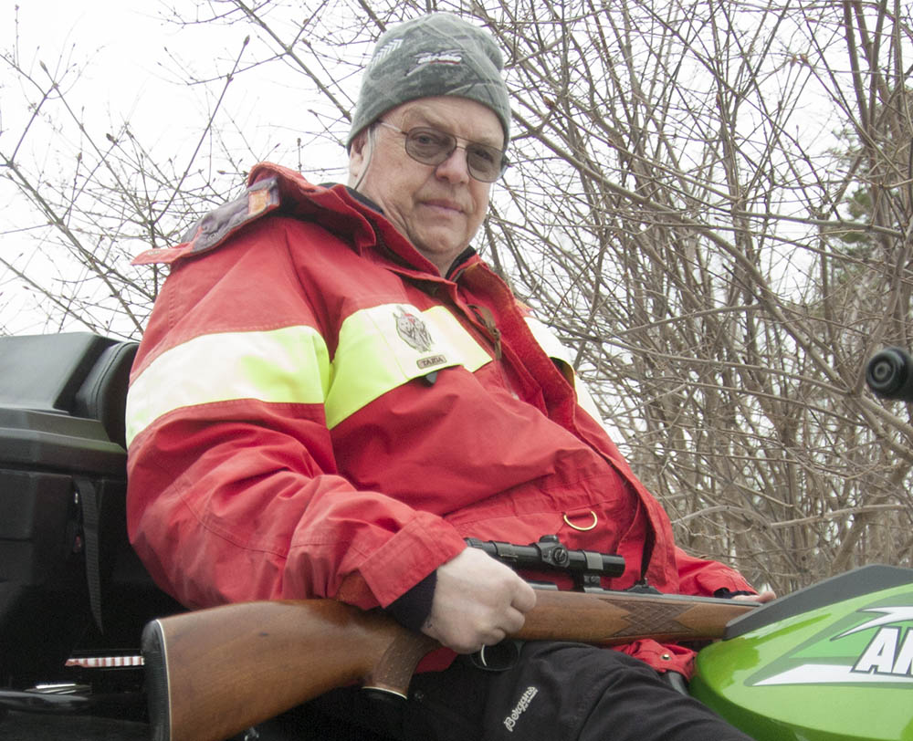 Rullstolsburne Conny Lundmark, Årrenjarka, har i 23 års tid fått dispens för att jaga skogsfågel och skogshare från terrängfordon. I alla år har han fått dispens utom nu. Länsstyrelsen sade nej och DO tycker inte att det handlar om diskriminering. Foto: Bernt Karlsson