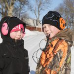 Blivande jägare. Syskonen Agnes och Linus Wallinder väntar på haren när Jägareförbundet i Eksjö ordnade stövarjakt för barn och ungdomar. Foto: Jan Henricson