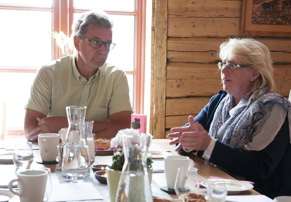 Dåvarande miljöministern Lena Ek besökte Ulkeröds gård efter den stora attacken. Lars Olof Lyrdal framförde då sin åsikt att vargstammen är för stor, och att fler vargar bör skjutas. Foto: Jan Henricson