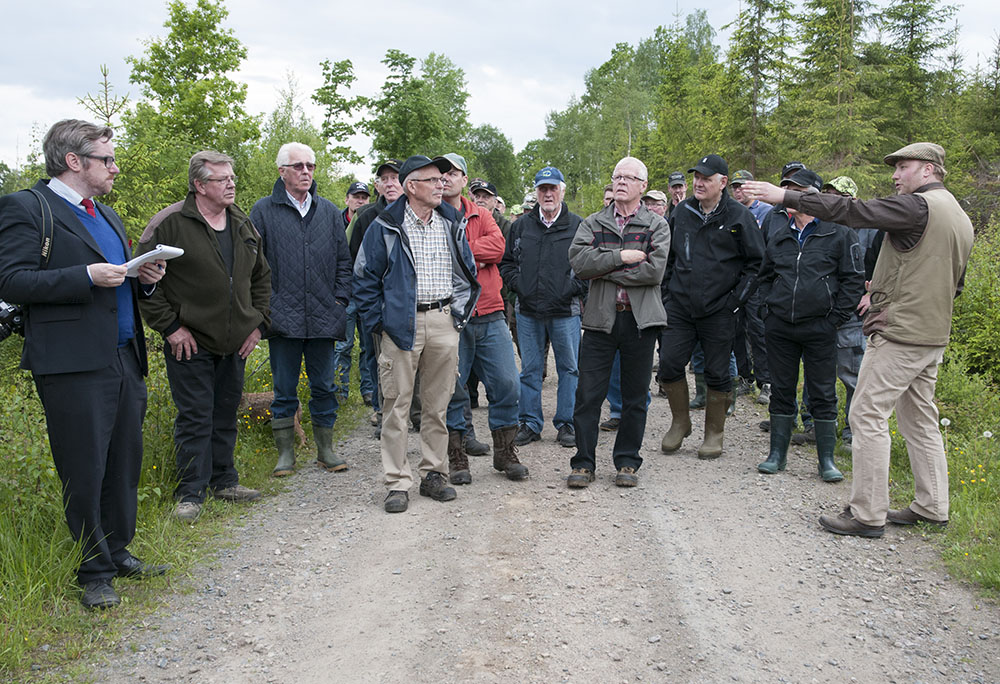 Genom Jägareförbundets allmänna uppdrag når staten ut till ett stort antal jägare, skriver riksdagens miljö- och jordbruksutskott. Bilden är från en skogskväll i Skillingaryd där jaktvårdskonsulent Elias Turesson informerade om skog, vilt och möjligheterna att skapa viltfoder. Foto: Jan Henricson