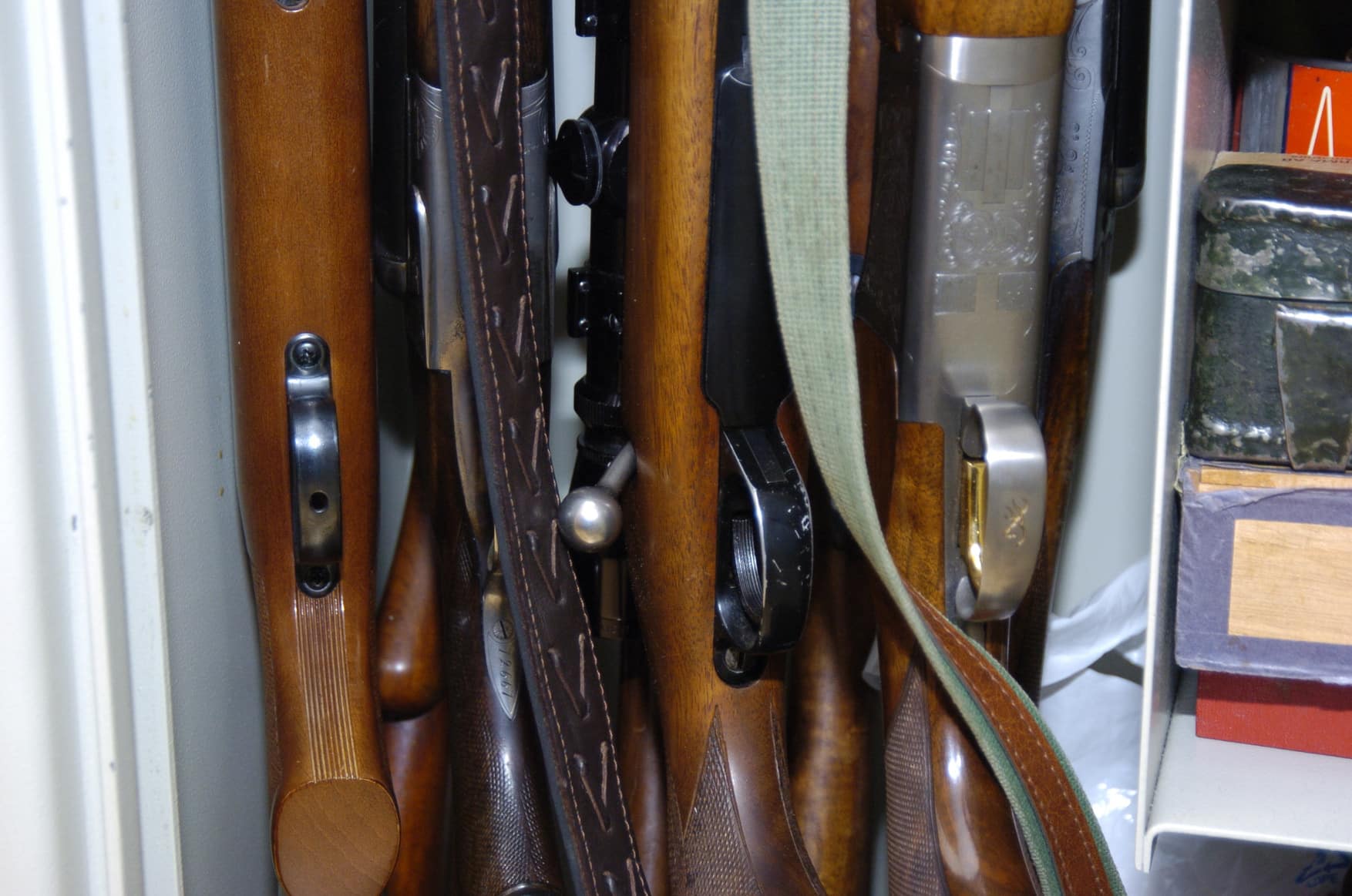 Vapen ska förvaras i godkänt säkerhetsskåp i den egna bostaden. Men undantag kan i vissa fall medges. Om inte av polisen så i varje fall i högre instans, vilket var fallet för den licensansökande Jönköpingsbon. Foto: Jan Henricson