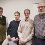 Viltvårdspristagarna på Jägareförbundet Kronobergs årsstämma. Ordföranden Frederik Kjellson, till vänster, har belönat Ryssbyeleverna Hampus Andersson och Erik Fransson samt Smålandspostens reporter Kent Axelsson. Foto: Jan Henricson