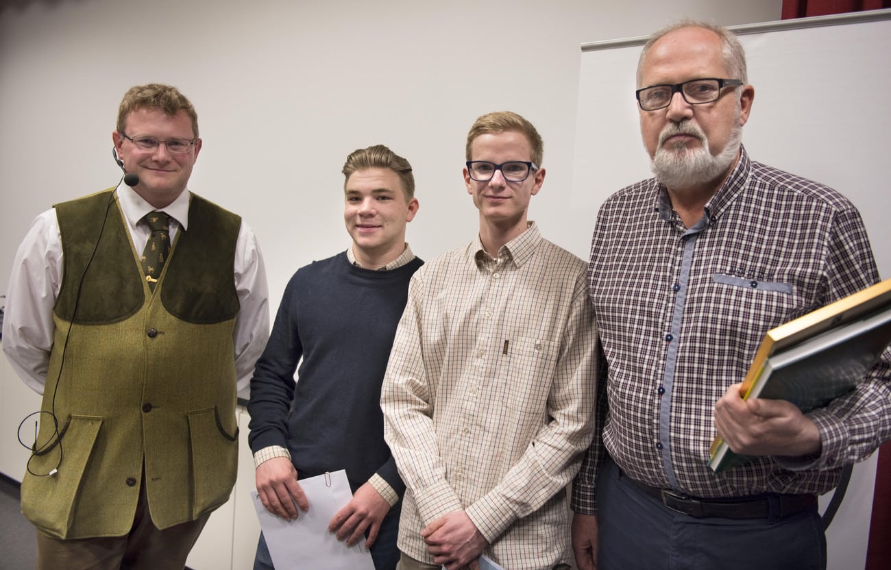 Viltvårdspristagarna på Jägareförbundet Kronobergs årsstämma. Ordföranden Frederik Kjellson, till vänster, har belönat Ryssbyeleverna Hampus Andersson och Erik Fransson samt Smålandspostens reporter Kent Axelsson. Foto: Jan Henricson