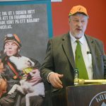 Bernt Karlsson utsågs till hedersmedlem i Svenska Jägareförbundet Västerbotten. I samband med utnämningen höll han ett kort tal. Foto: Lars-Henrik Andersson