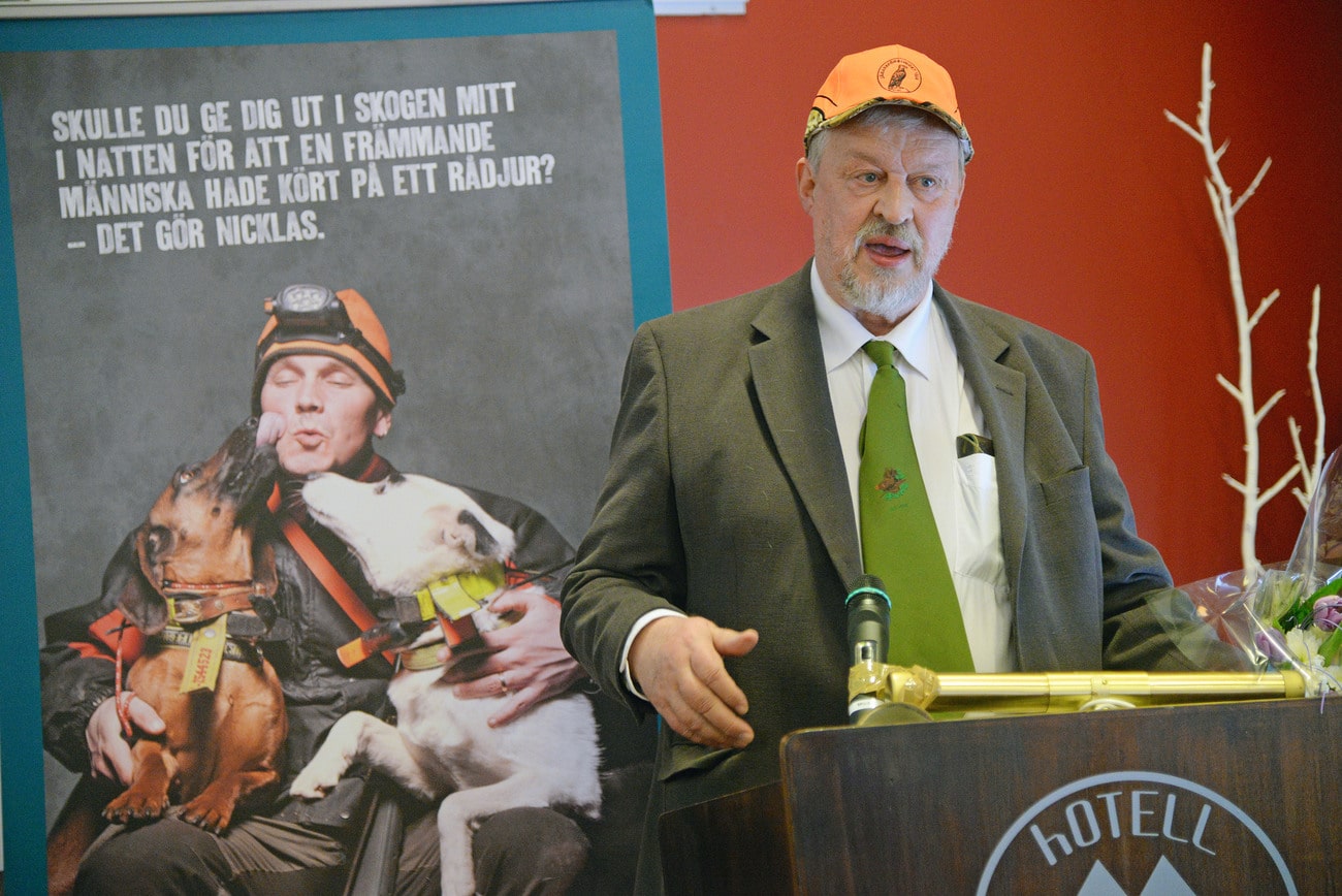 Bernt Karlsson utsågs till hedersmedlem i Svenska Jägareförbundet Västerbotten. I samband med utnämningen höll han ett kort tal. Foto: Lars-Henrik Andersson