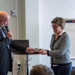 Sven-Gunnar Sivertsson lämnar över ordförandeskapet i Jägareförbundet Mitt Norrland till Gun Fahlander. Foto: Daniel Gustafsson