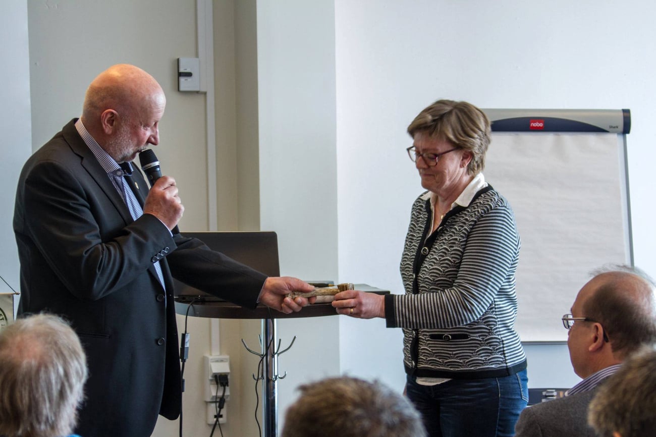 Sven-Gunnar Sivertsson lämnar över ordförandeskapet i Jägareförbundet Mitt Norrland till Gun Fahlander. Foto: Daniel Gustafsson
