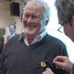 Allan Andersson, Aneby, var påtagligt berörd när han belönades med Svenska Jägareförbundets förtjänstmedalj i guld för sitt arbete i Jönköpings länsförening. Ordförande Gunnar Lindblad fäster utmärkelsen. Foto: Jan Henricson