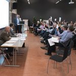 Flera motioner behandlades under Jägareförbundet Jönköping läns årsstämma och vid något tillfälle krävdes det rösträkning. Justeringsman Lars Bergman räknar ja-röster medan mötets sekreterare Christer Ljung och ordförande Sten Norinder väntar på resultatet. Vid datorn följer länsföreningens ordförande Gunnar Lindblad röstningen. Foto: Jan Henricson