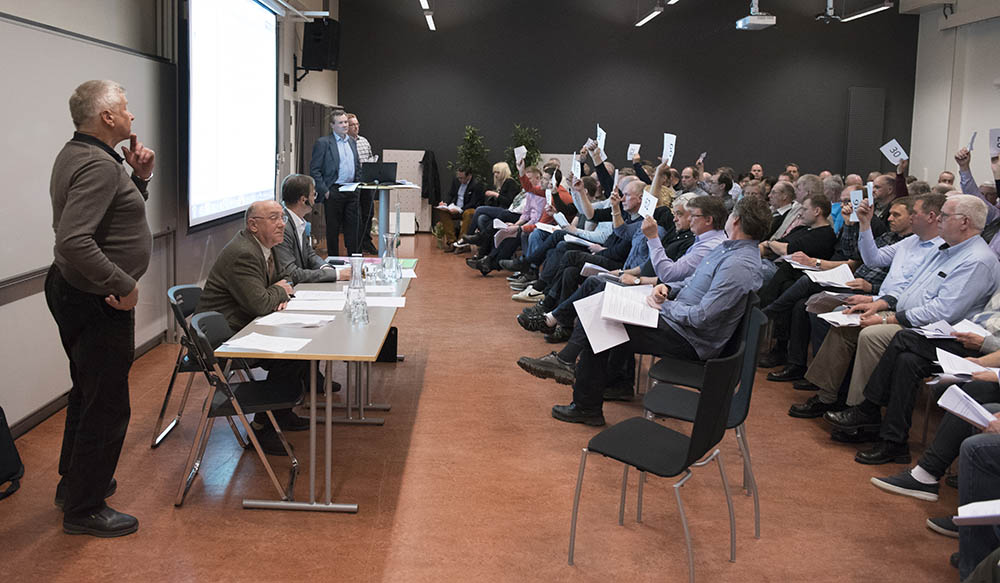 Flera motioner behandlades under Jägareförbundet Jönköping läns årsstämma och vid något tillfälle krävdes det rösträkning. Justeringsman Lars Bergman räknar ja-röster medan mötets sekreterare Christer Ljung och ordförande Sten Norinder väntar på resultatet. Vid datorn följer länsföreningens ordförande Gunnar Lindblad röstningen. Foto: Jan Henricson