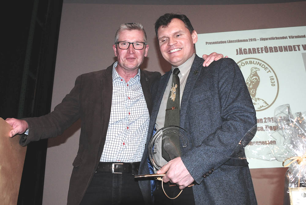 Generalsekreterare Bo Sköld gav avgående länsförbundsordförande Lennart Johannesson en rejäl björnkram under Jägareförbundet Värmlands årsstämma i Hagfors. Foto: Boo Westlund