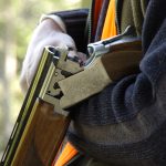 En person som dömts för misshandel är inte lämplig att inneha vapen. Att polisen drar in vapenlicenserna bryter inte mot Europakonventionens förbud mot dubbel lagföring och dubbel bestraffning, hävdar Högsta Förvaltningsdomstolen i ett nyligen avkunnat utslag. Foto: Jan Henricson