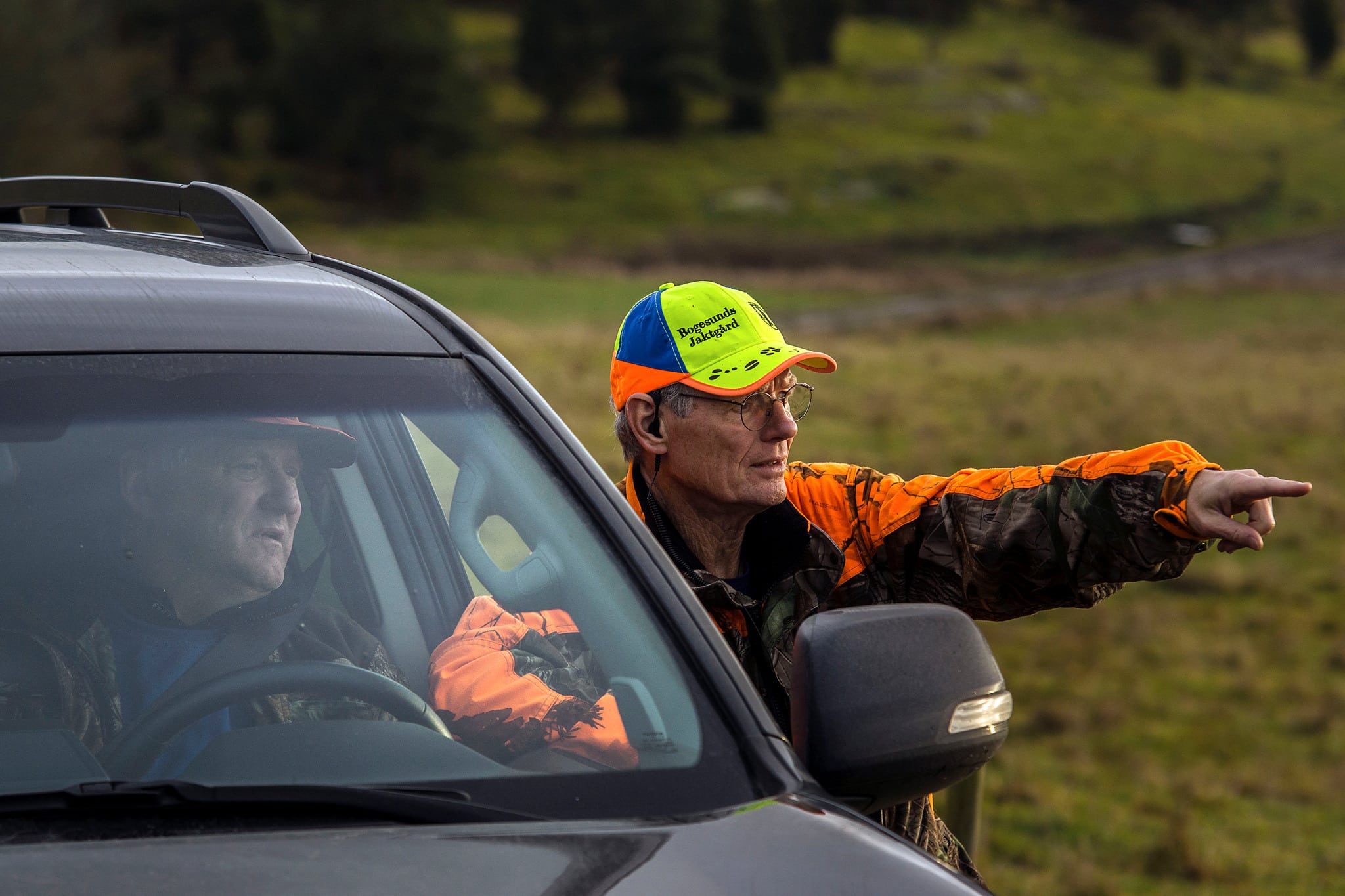 Jack Junel är en av funktionärerna som visar vägen på Bogesund. Foto: Daniel Olausson