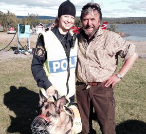 Jägaren Geir Liabö hittades av polisens hundförare Åsa Folkebrant med hunden Tage. Geir flögs sedan med Kallax Flyg till en helikopterbas i Kurravaara där han kunde bada bastu. Foto: Nina Sarri/Kallax Flyg AB