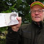 – Följ vårt exempel, vi skänker tusen kronor till alla människor på flykt, uppmanar Sven Henriksson i Ringvattnets viltvårdsområde. Foto: Boo Westlund