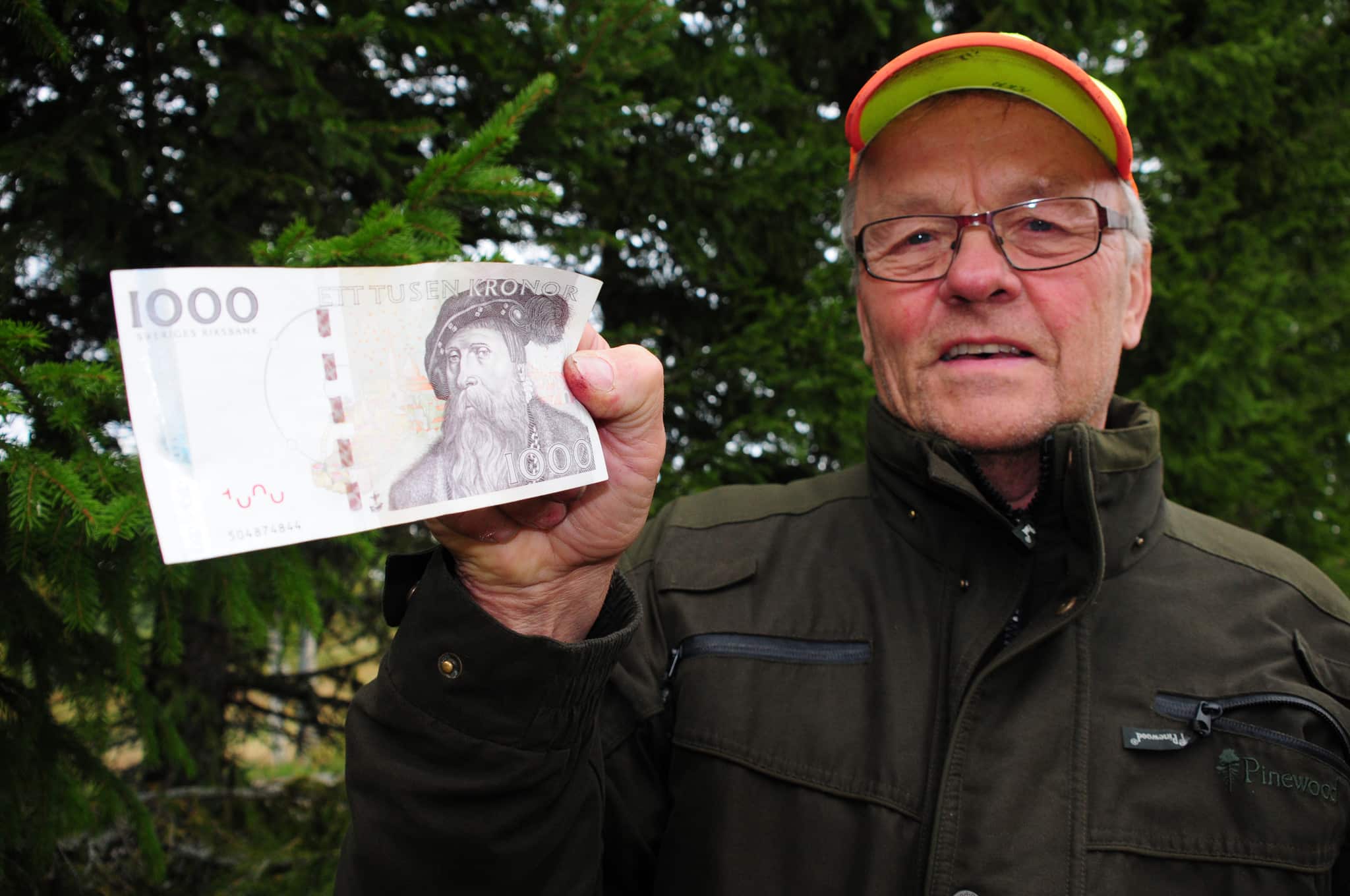 – Följ vårt exempel, vi skänker tusen kronor till alla människor på flykt, uppmanar Sven Henriksson i Ringvattnets viltvårdsområde. Foto: Boo Westlund