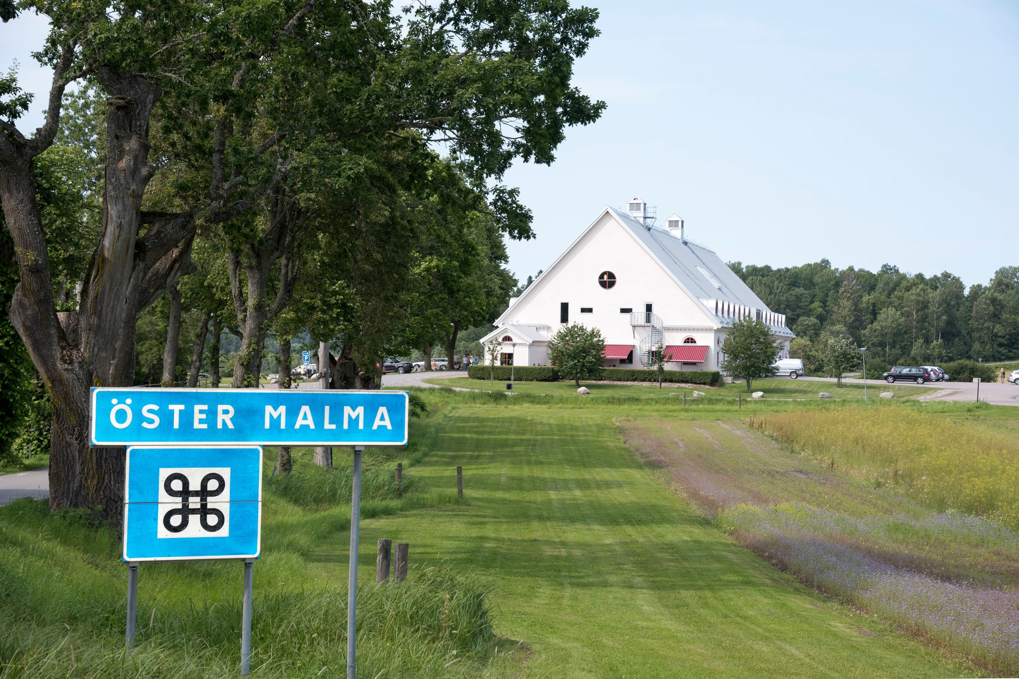 Filmen är inspelad på Öster Malma, där Adam Alsing och Carl Robert Björkander tar reda på mer om Svenska Jägareförbundet. Foto: Martin Källberg