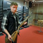 EU-kommissionens förslag om skärpt vapenlagstiftning slår fel och drabbar oskyldiga, menar Seved Viklund, som driver en jaktbutik i Piteå. Foto: Lars-Henrik Andersson