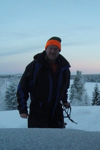 Robert Andersson utanför stugan vid sjön Pjesker.