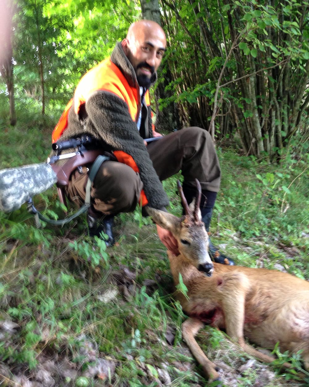 Omaro Koyuncu strålar av jaktglädje efter att ha nedlagt sitt jägarlivs första råbock. Foto: Privat