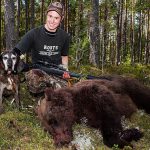 23-årige Markus Brandt med sin första björn som han sköt för tolvåriga plotthunden Rip. Foto: Torbjörn Lektell